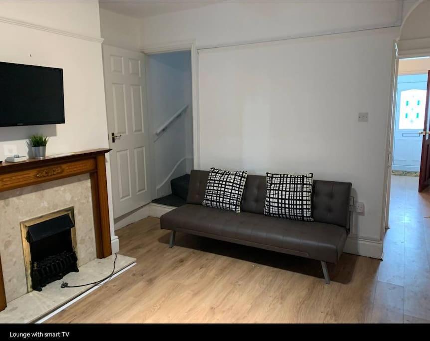 Wv1 Budget Contractor Stays- 5 Beds - Discounts Ok ولفرهامبتون المظهر الخارجي الصورة